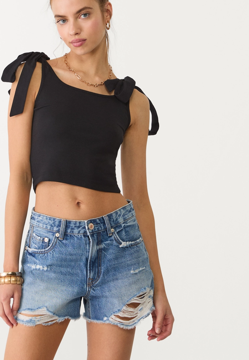 Топ с завязками и контрастными деталями