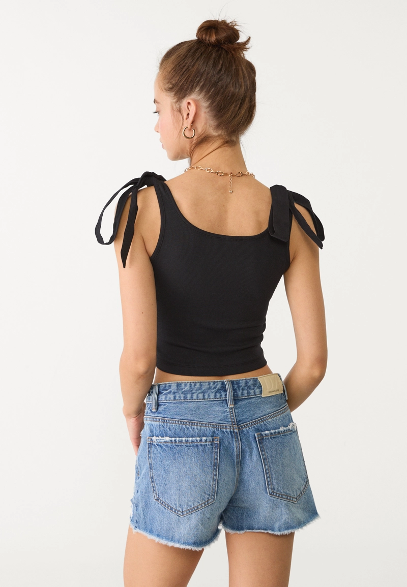 Топ с завязками и контрастными деталями