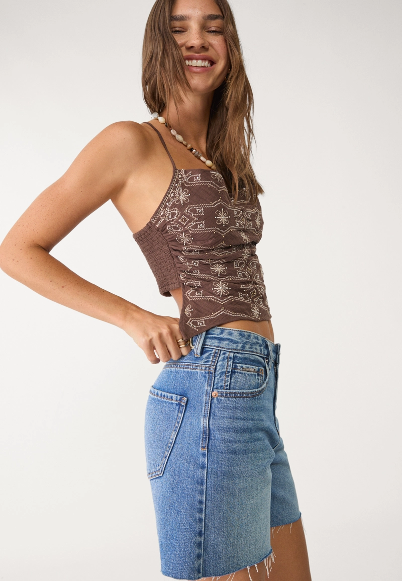 Топ с бретелями и вышивкой