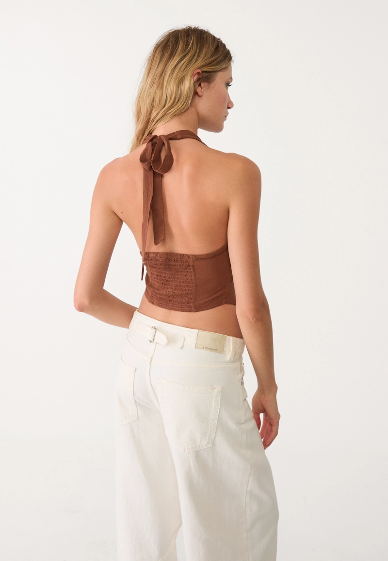 Струящийся топ с горловиной халтер