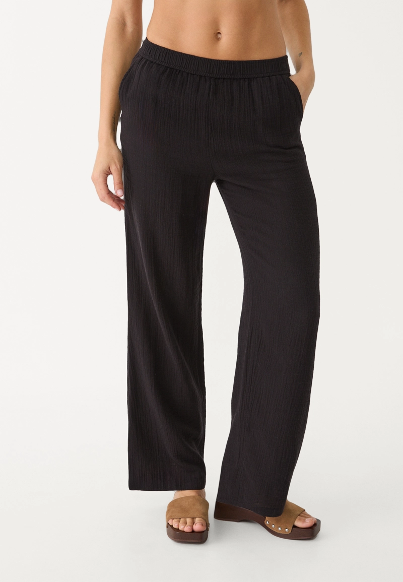 Брюки из струящейся ткани с эластичной талией