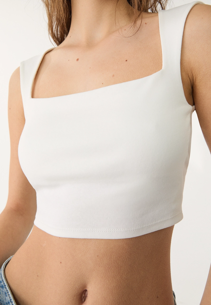 Укороченная футболка с вырезом сзади