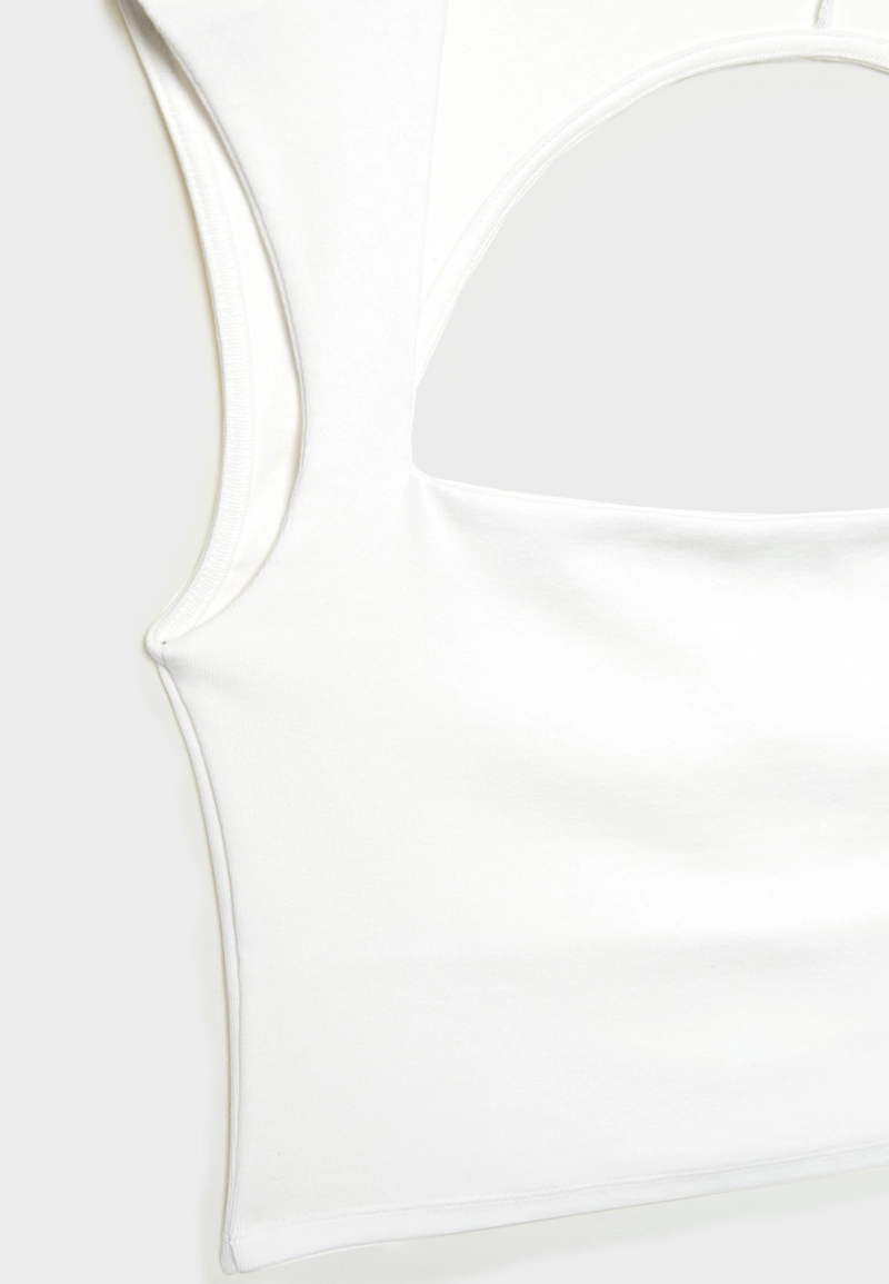 Укороченная футболка с вырезом сзади