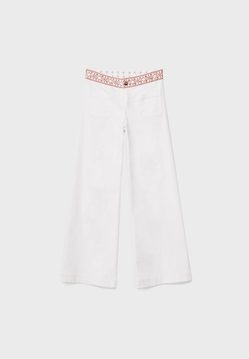 Минималистские джинсы с вышивкой