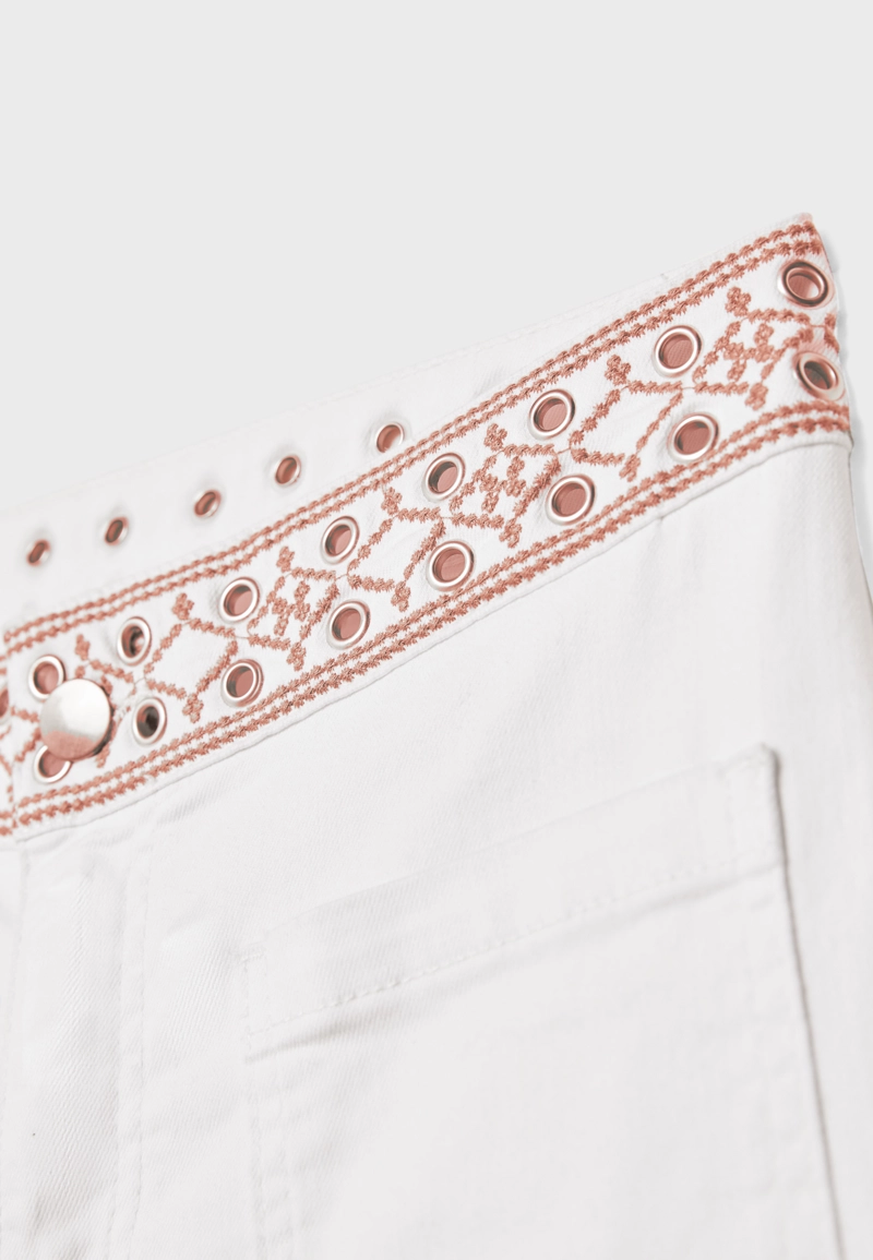 Минималистские джинсы с вышивкой