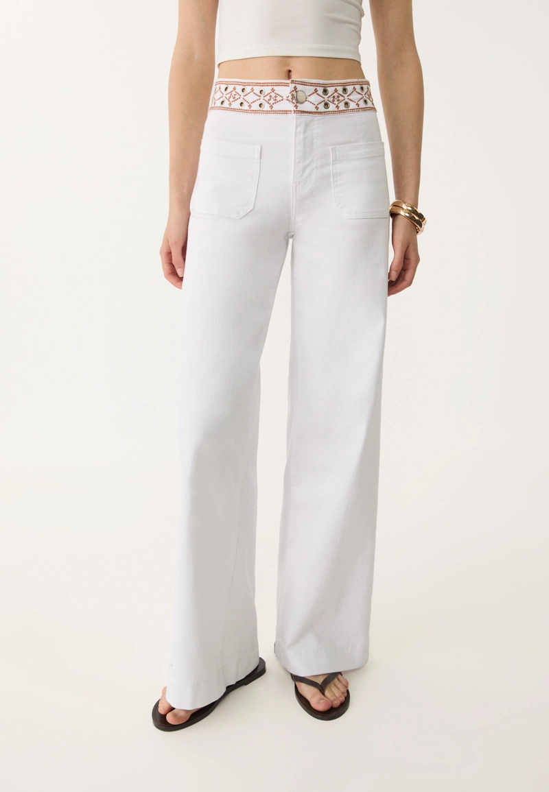 Минималистские джинсы с вышивкой