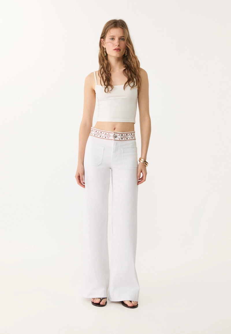 Минималистские джинсы с вышивкой