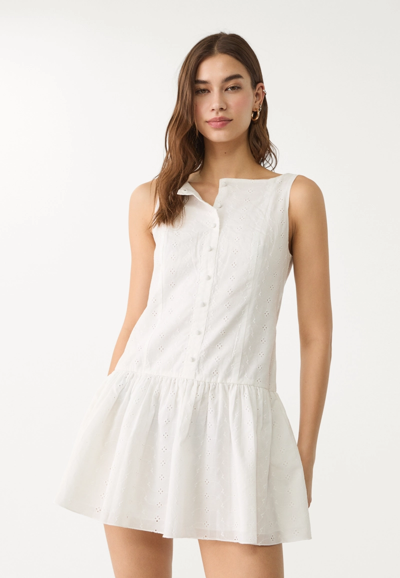 Короткое платье с вышивкой и пуговицами