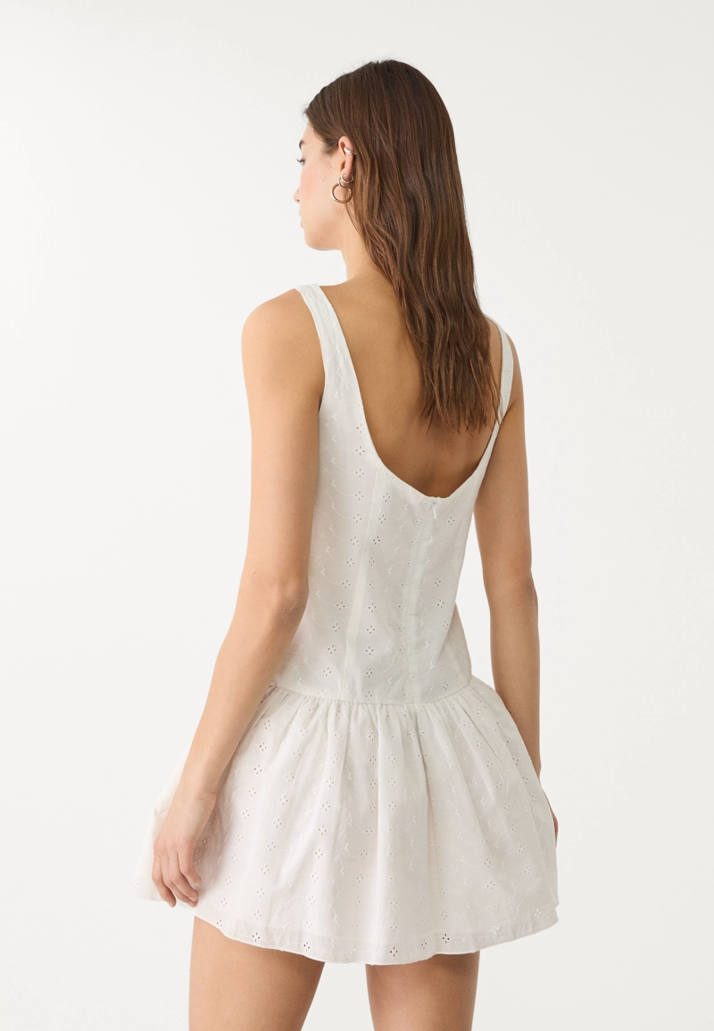 Короткое платье с вышивкой и пуговицами