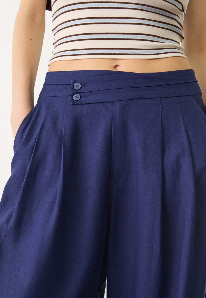 Брюки свободного кроя из смесового льна с защипами