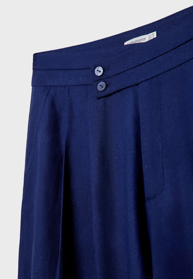 Брюки свободного кроя из смесового льна с защипами