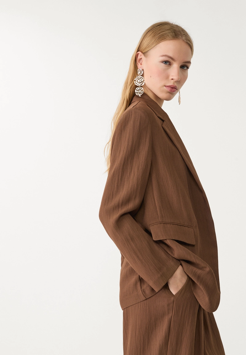 Пиджак классического кроя из жатой ткани