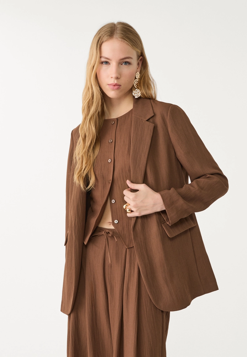 Пиджак классического кроя из жатой ткани