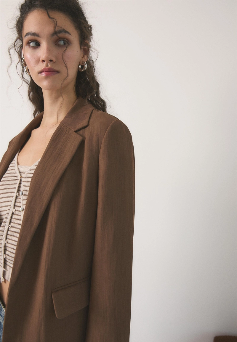 Пиджак классического кроя из жатой ткани