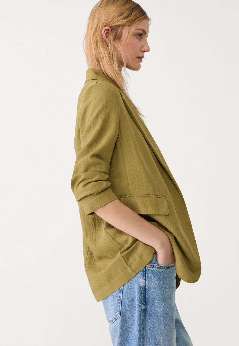 Пиджак классического кроя из жатой ткани