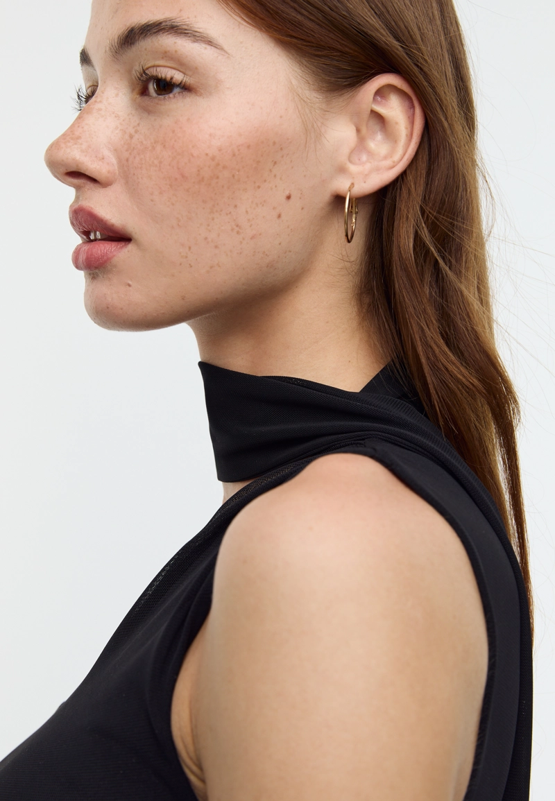 Топ из полупрозрачной ткани асимметричного кроя с шарфом