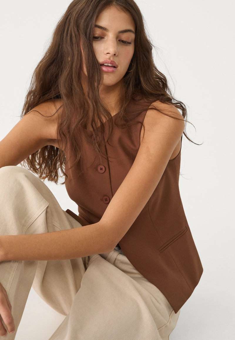 Жилет классического кроя с пуговицами