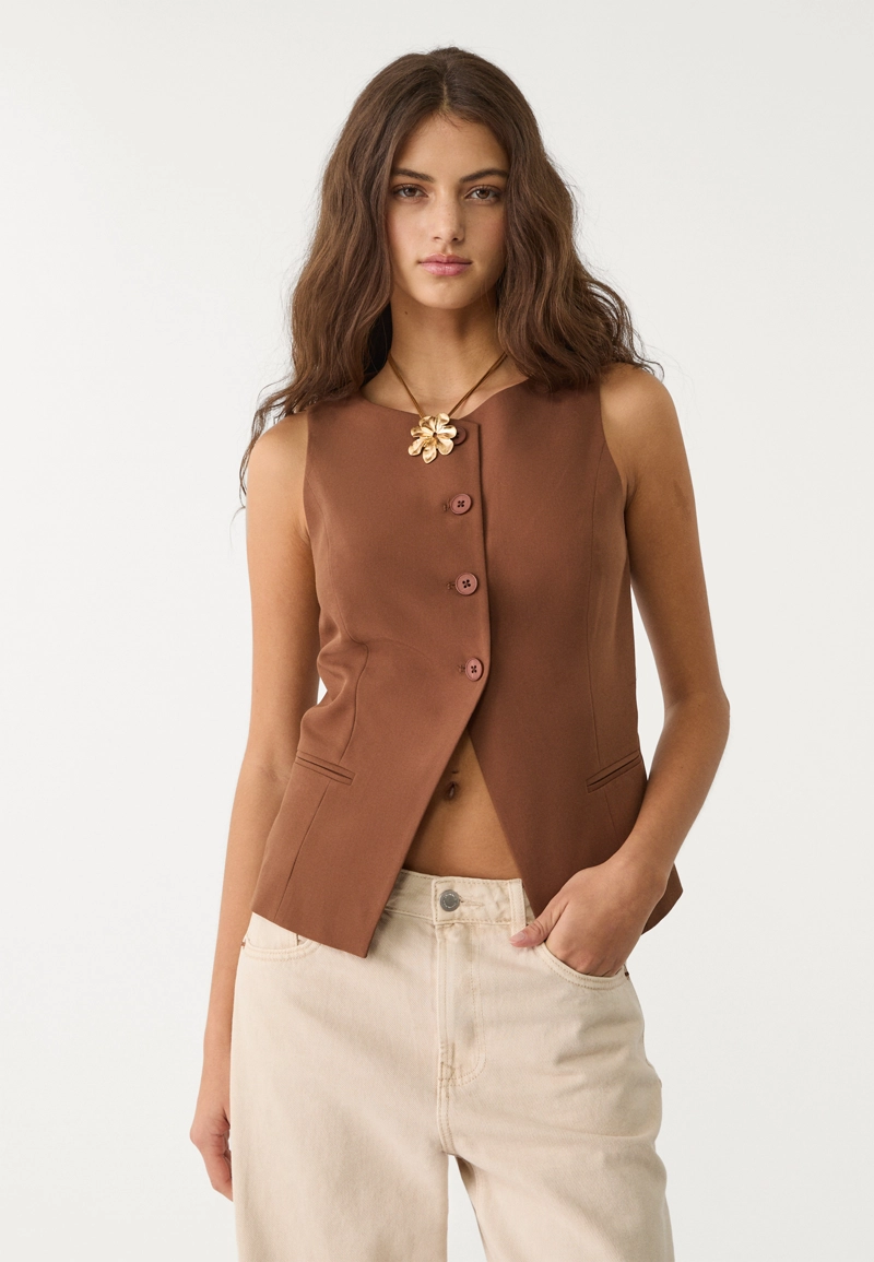 Жилет классического кроя с пуговицами