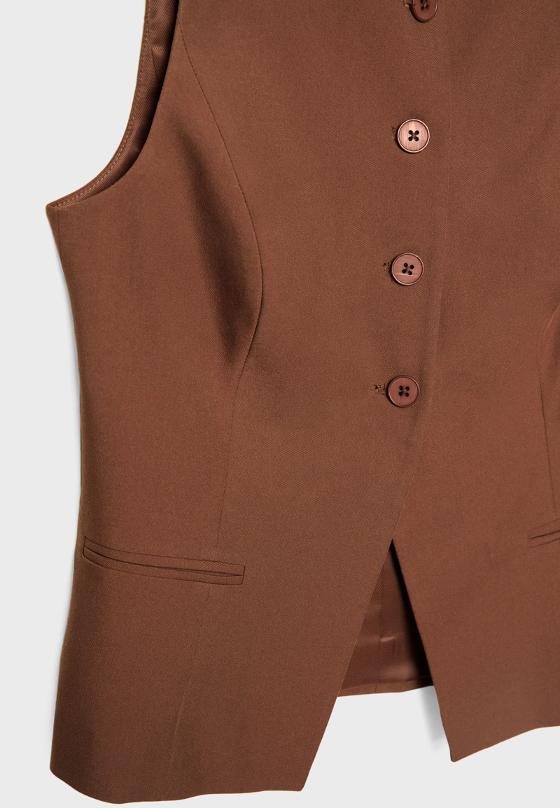 Жилет классического кроя с пуговицами
