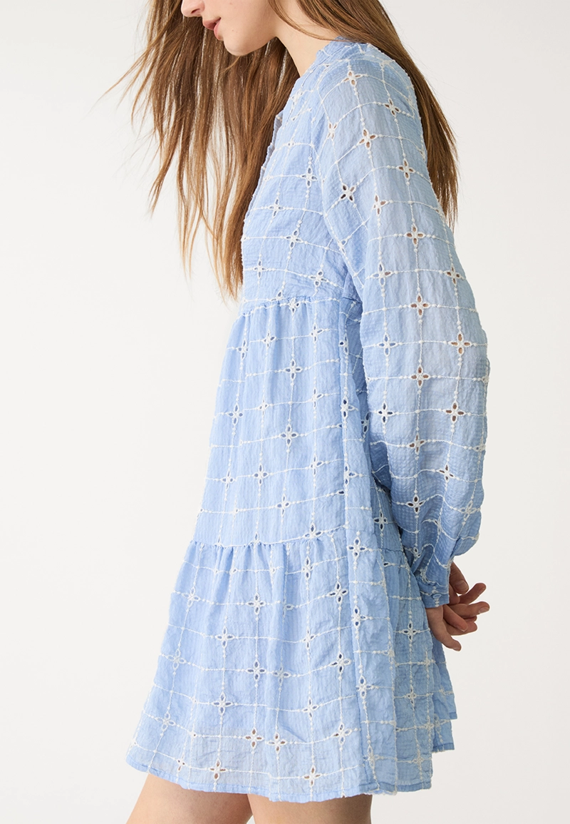 Короткое струящееся платье с вышивкой