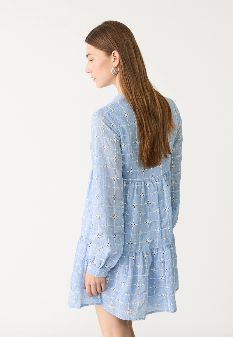 Короткое струящееся платье с вышивкой