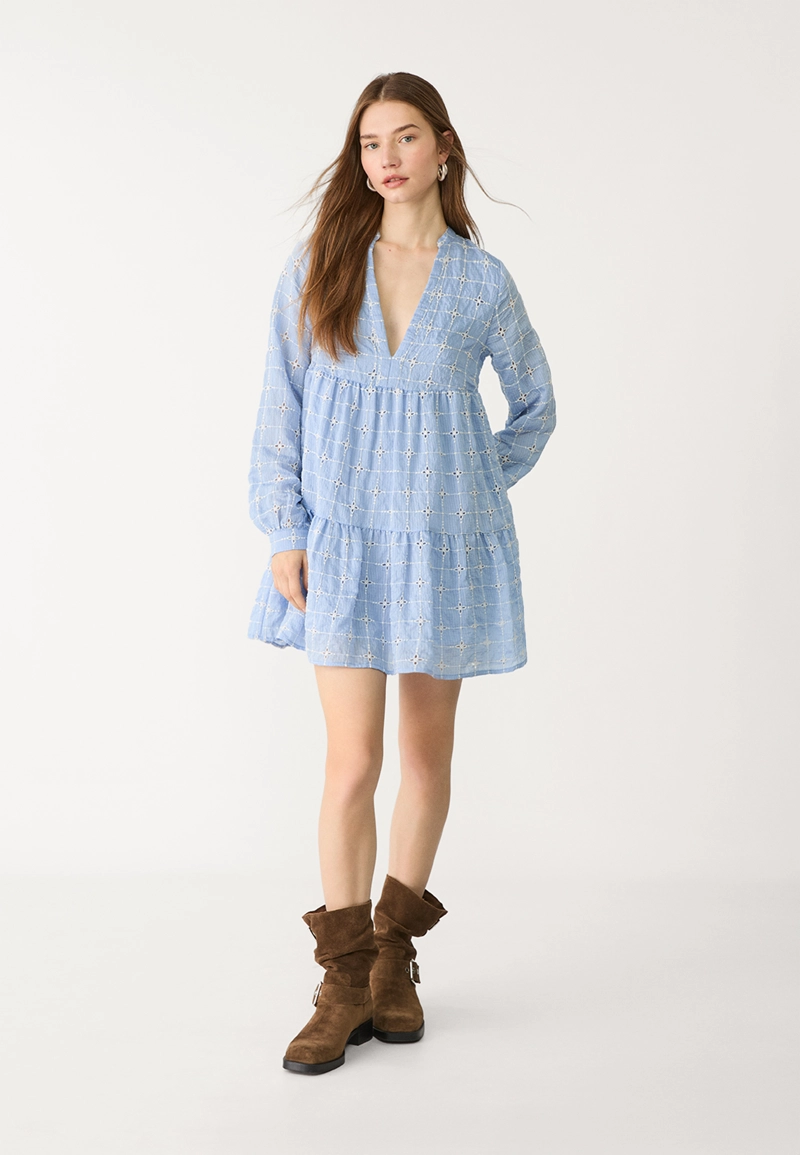 Короткое струящееся платье с вышивкой