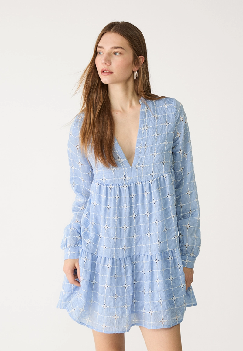 Короткое струящееся платье с вышивкой