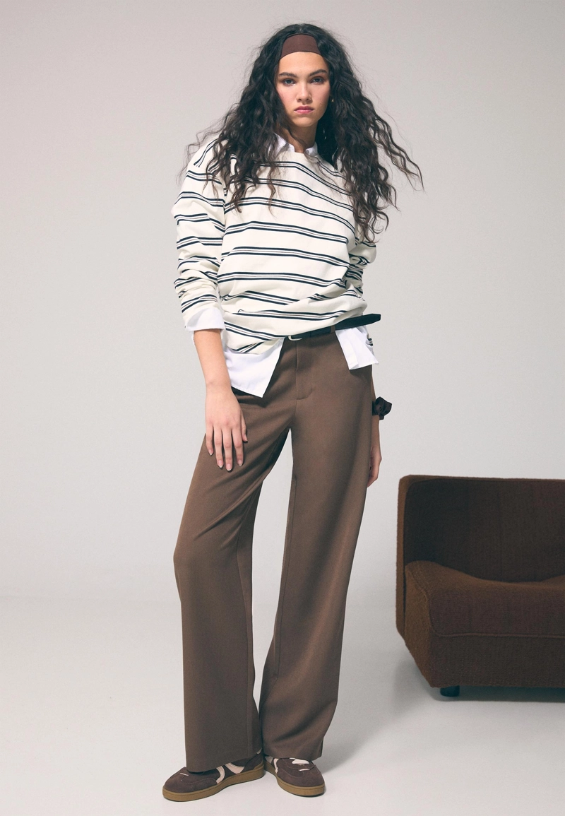 Брюки прямого кроя из струящейся ткани с поясом