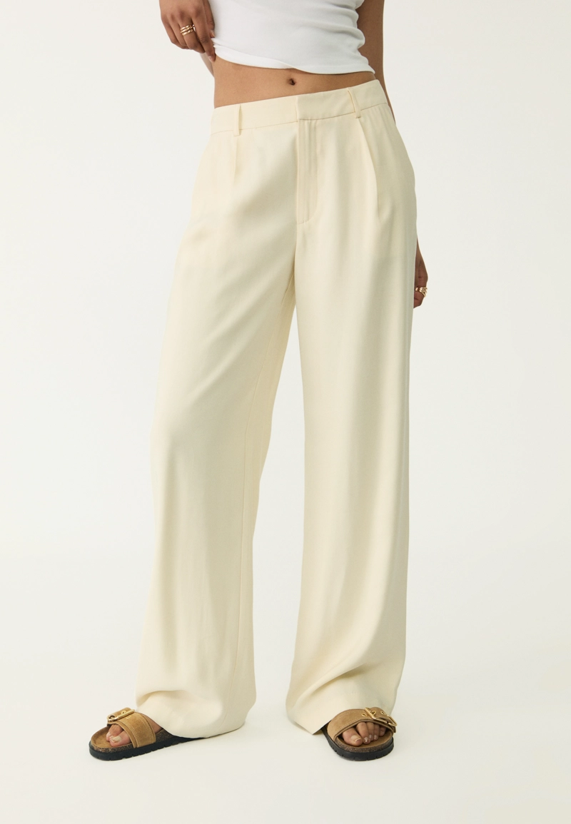 Брюки прямого кроя из струящейся ткани с защипами