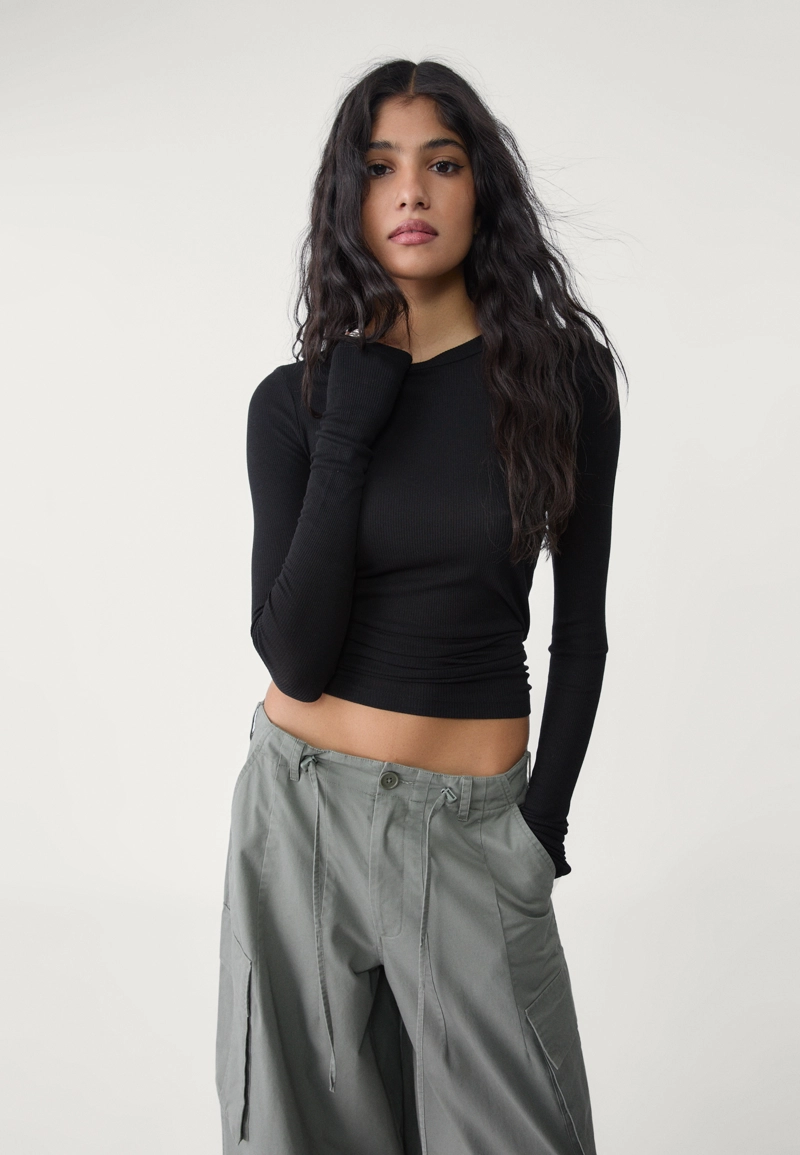 Футболка в рубчик с длинными рукавами