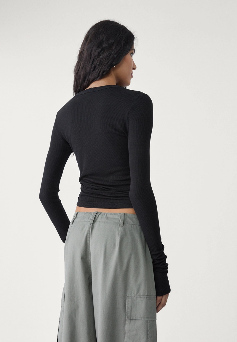 Футболка в рубчик с длинными рукавами