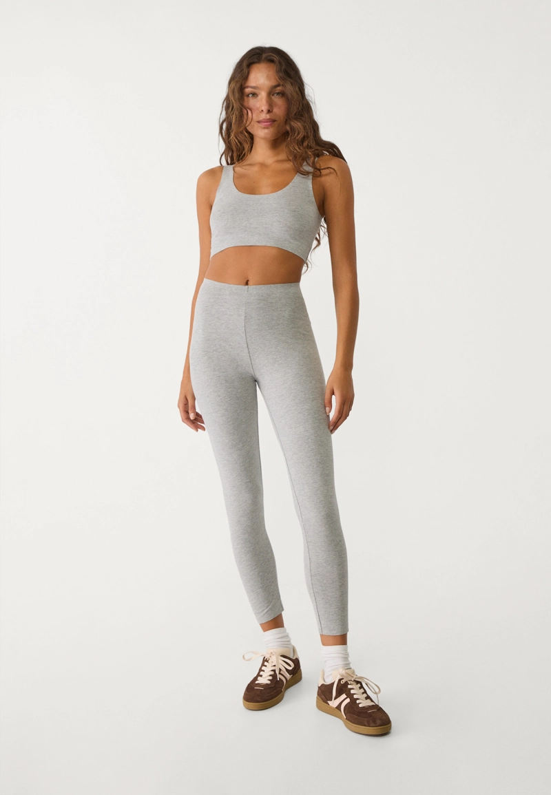 Укороченный топ с потайными швами