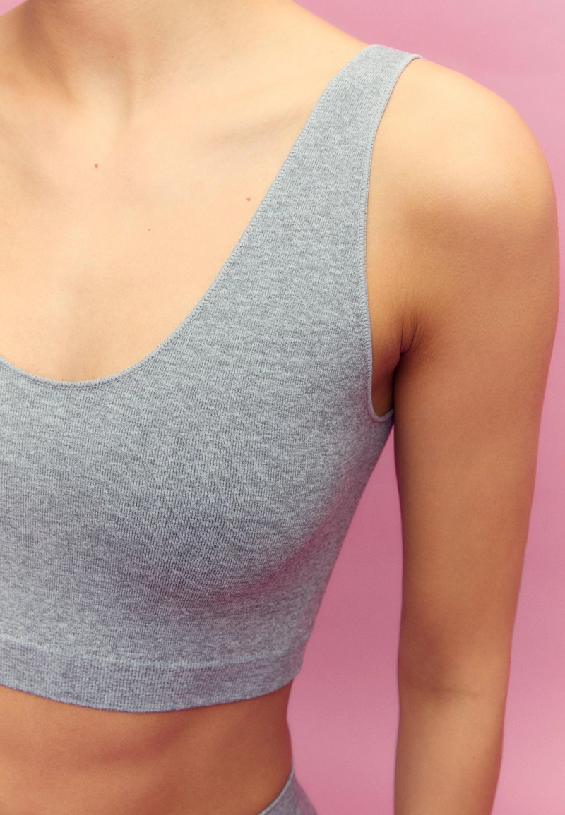 Базовый бесшовный укороченный топ