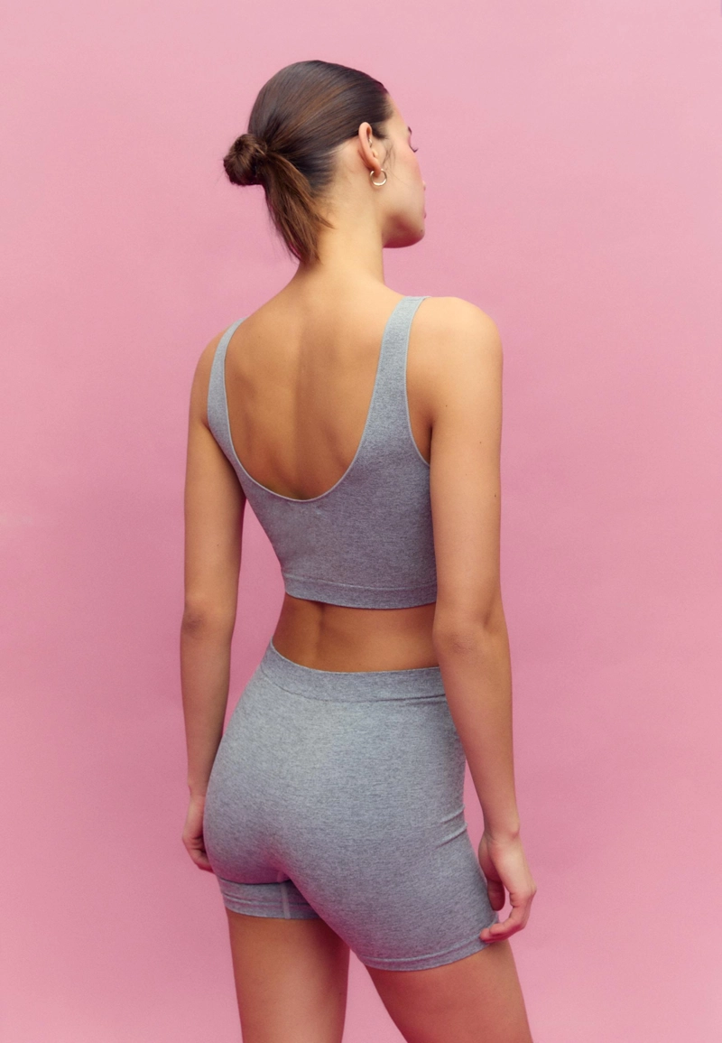 Базовый бесшовный укороченный топ