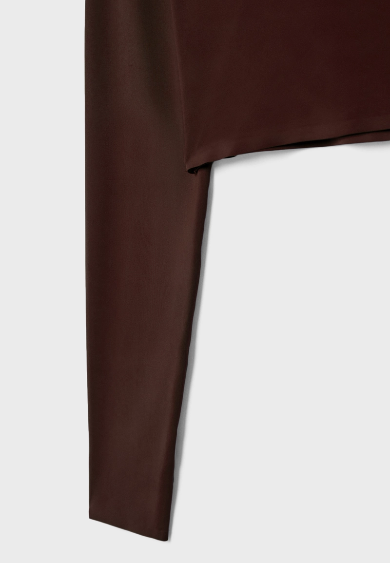 Укороченный топ с длинными рукавами