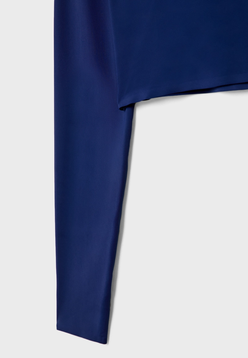 Укороченный топ с длинными рукавами