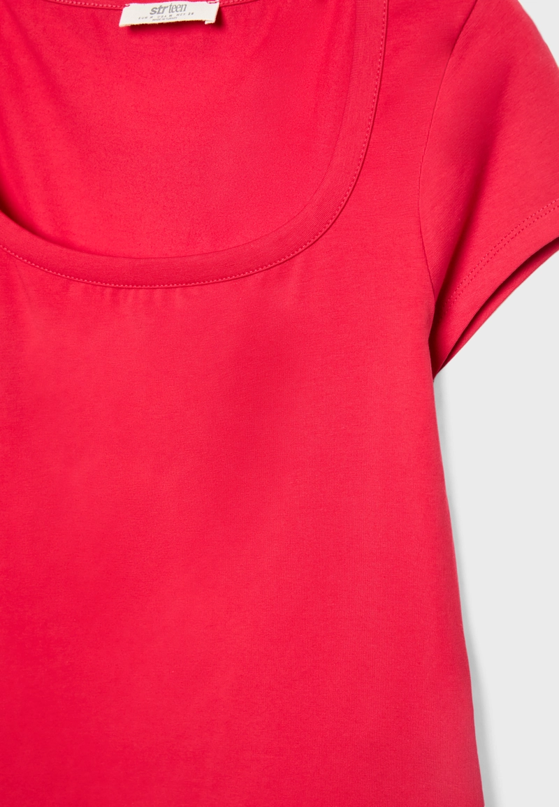 Футболка с квадратным вырезом