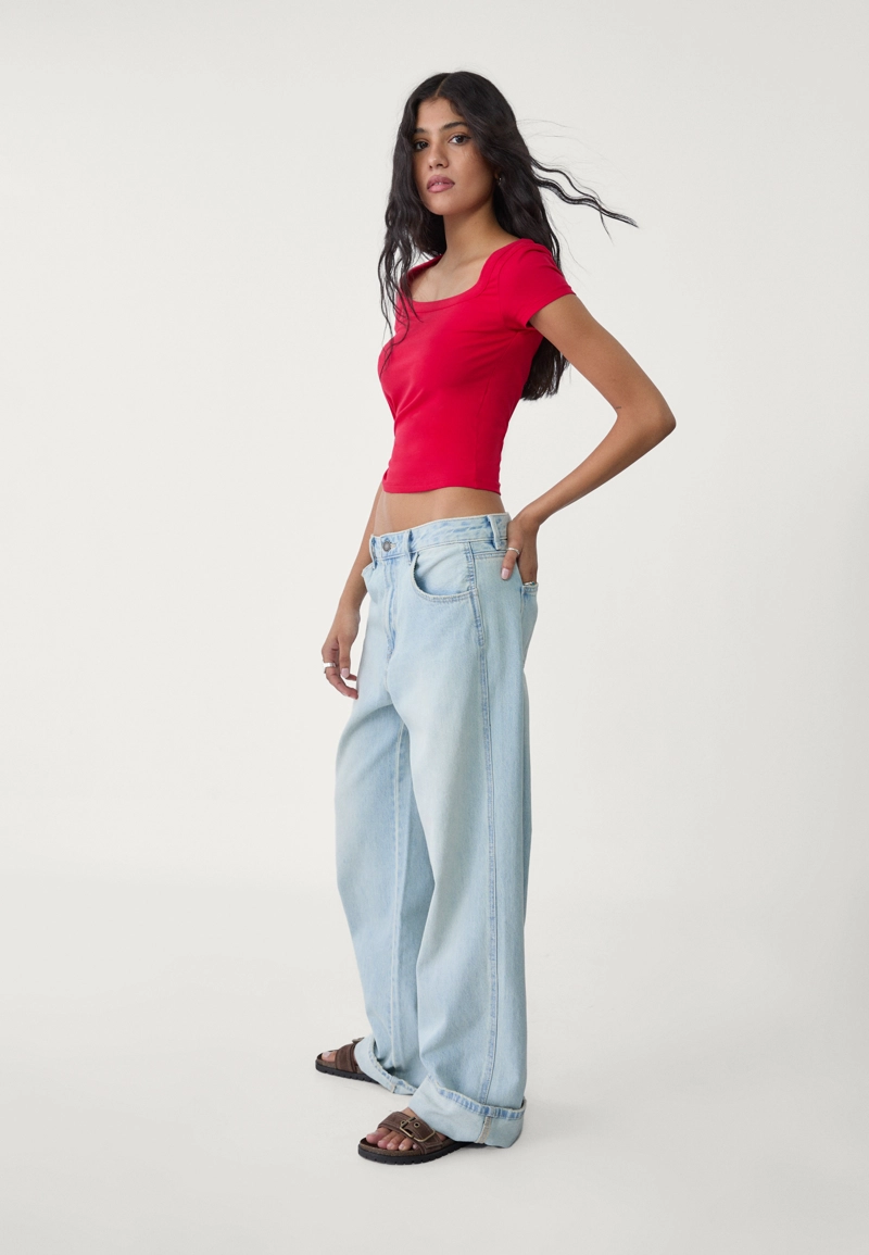 Футболка с квадратным вырезом