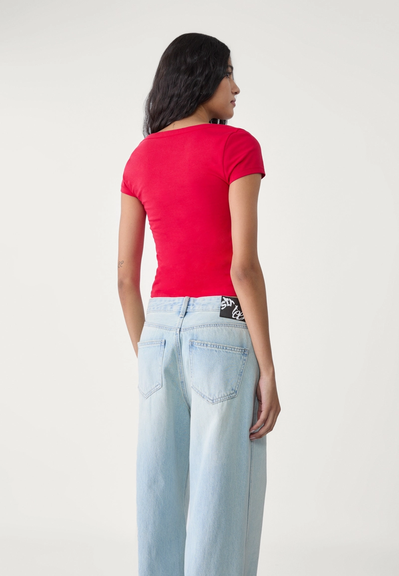 Футболка с квадратным вырезом