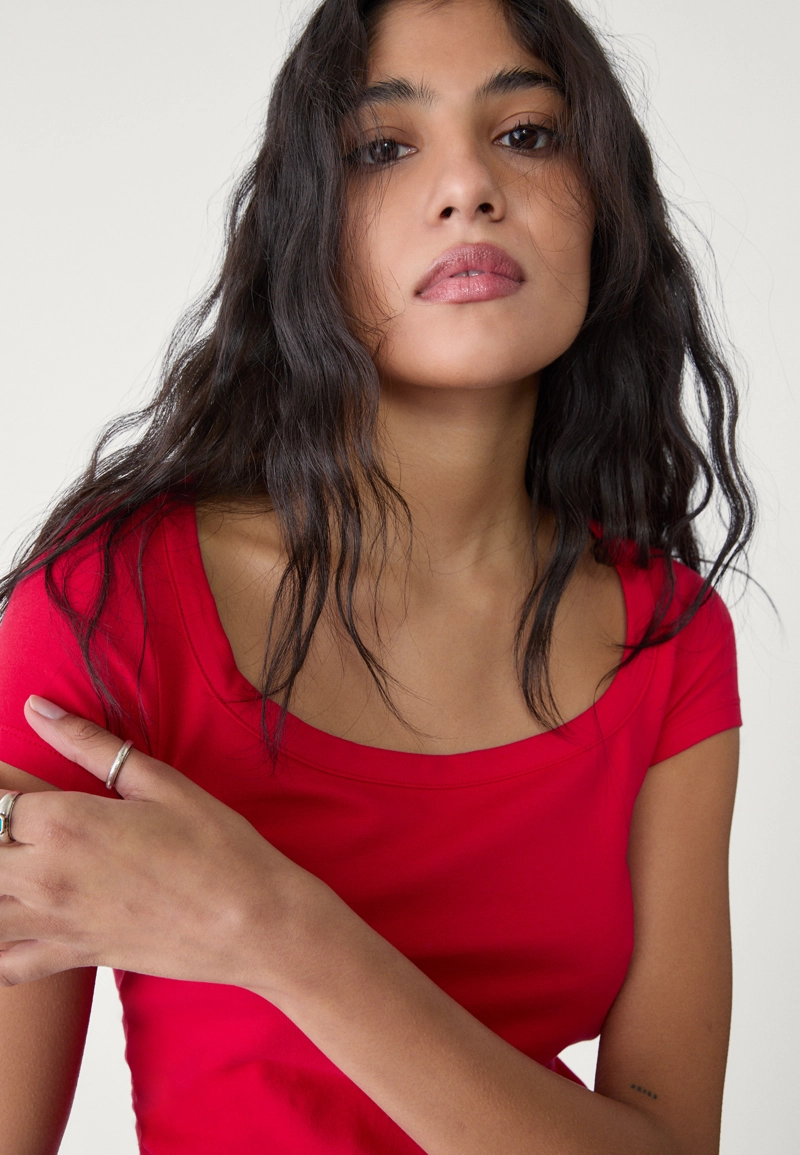 Футболка с квадратным вырезом