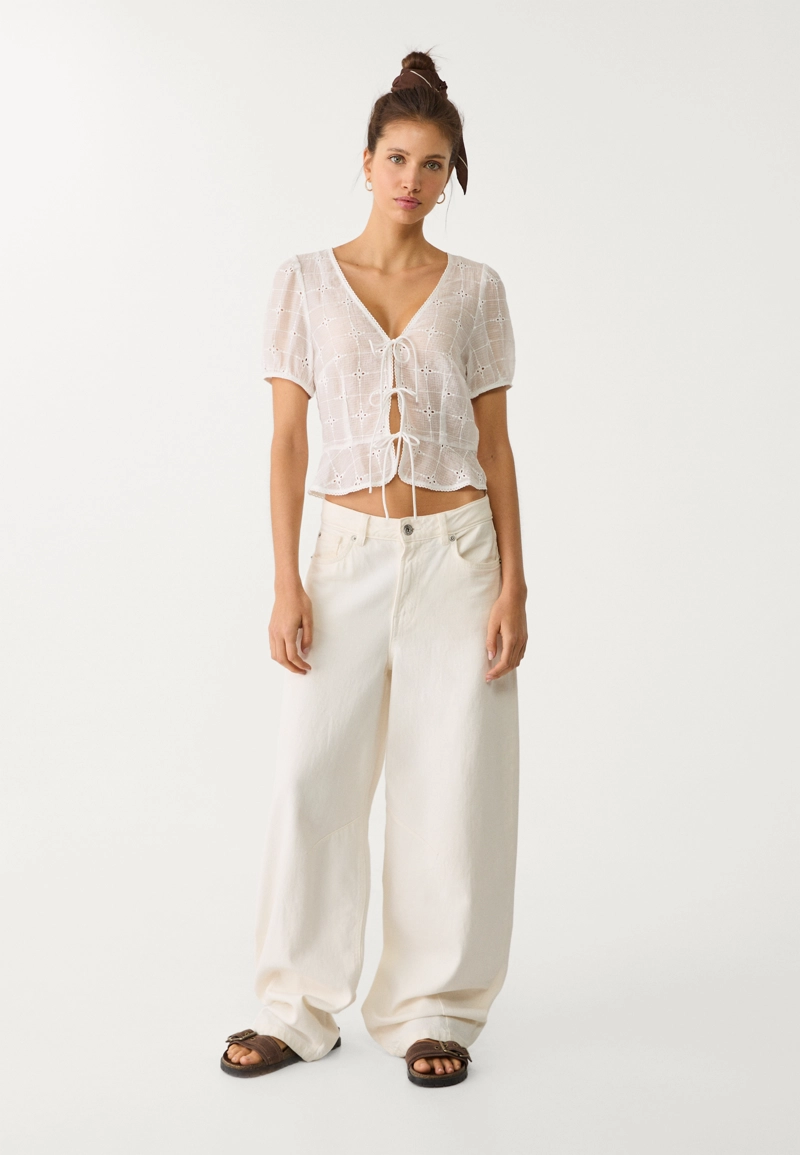 Струящаяся блуза с вышивкой и узлами