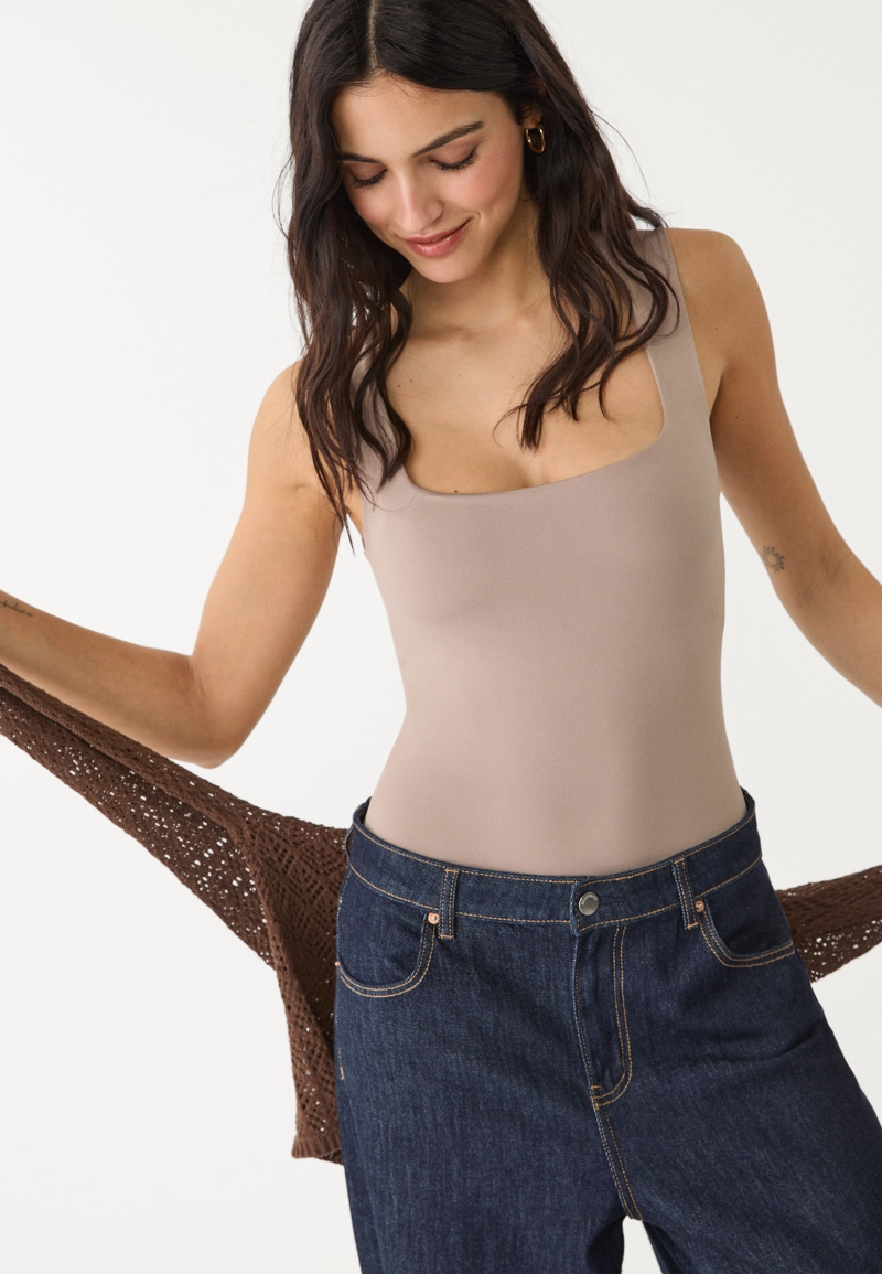 Боди с квадратным вырезом