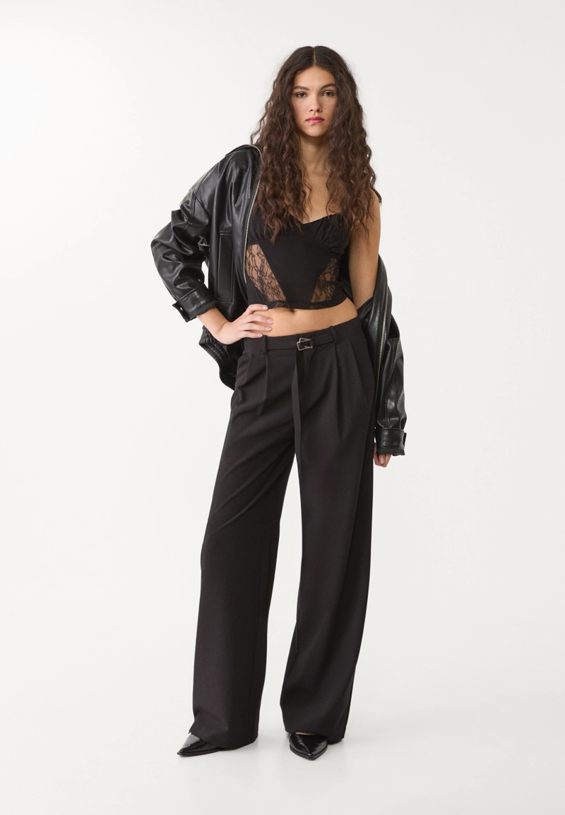 Топ на бретелях с контрастным кружевом