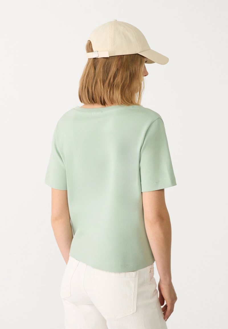 Базовая футболка классического кроя из плотной ткани