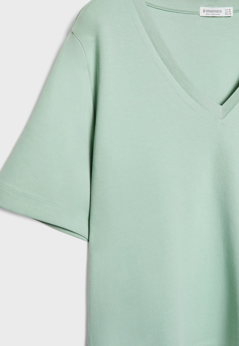 Базовая футболка классического кроя из плотной ткани