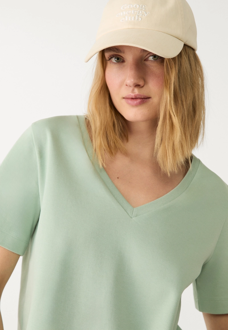 Базовая футболка классического кроя из плотной ткани