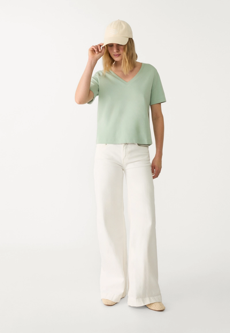 Базовая футболка классического кроя из плотной ткани