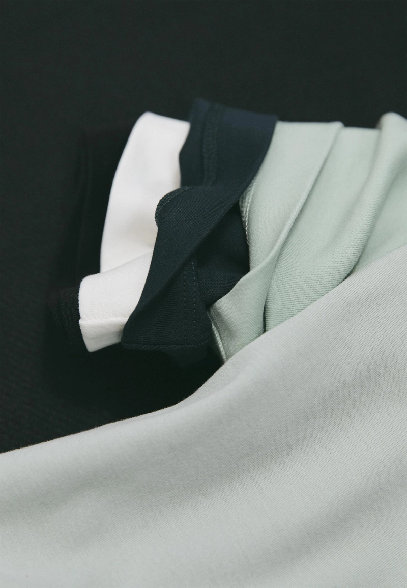 Базовая футболка классического кроя из плотной ткани