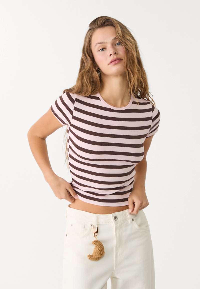 Базовая футболка облегающего кроя в полоску