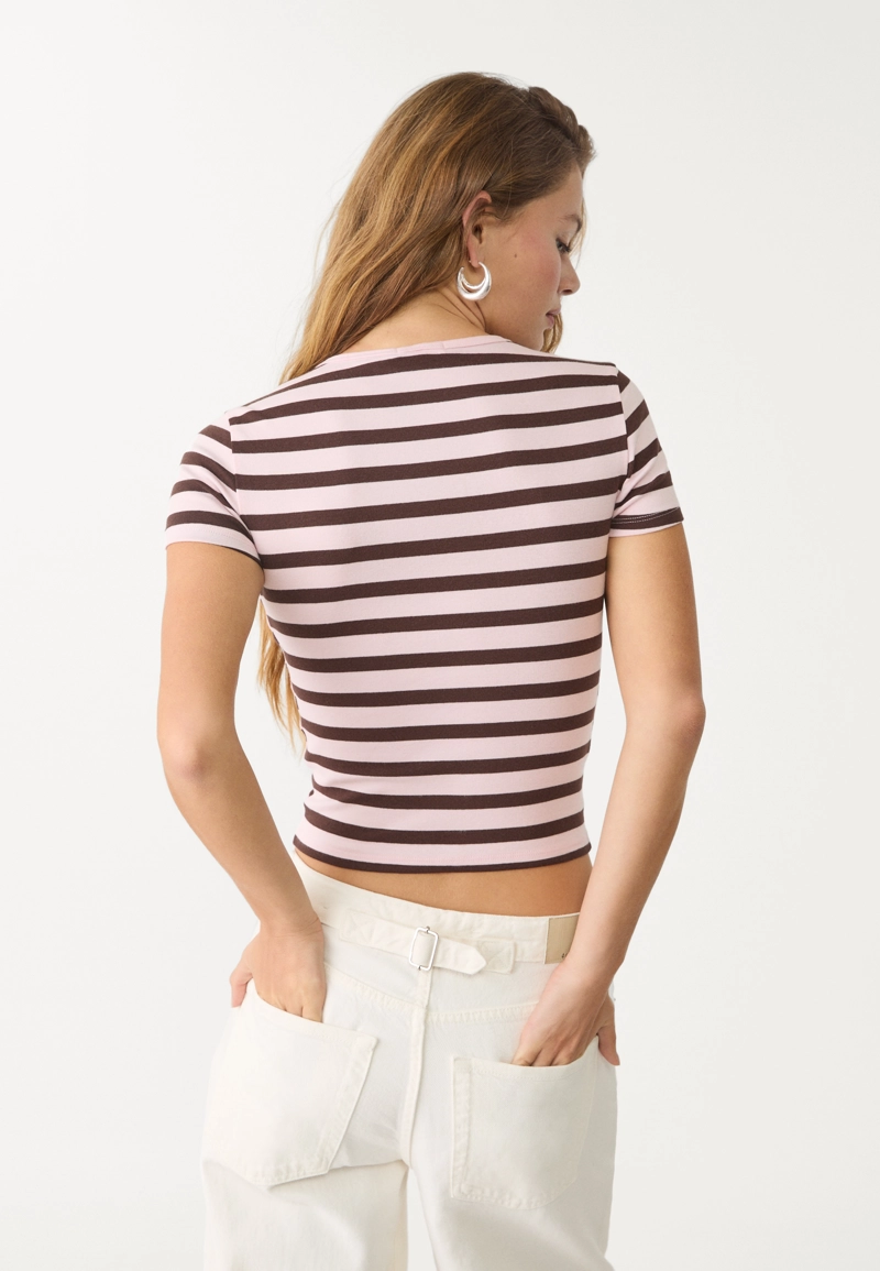 Базовая футболка облегающего кроя в полоску